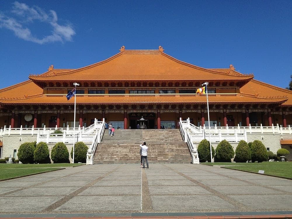 澳洲臥龍崗佛光山南天寺大雄寶殿正面，前方為石階與廣場